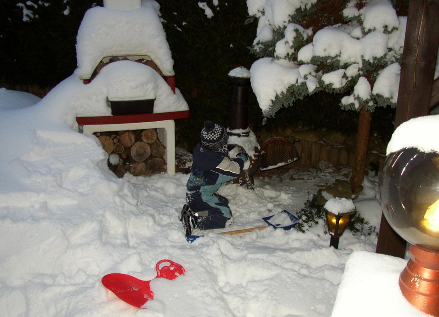 Der Kamin wird mit Schnee gefüllt ...